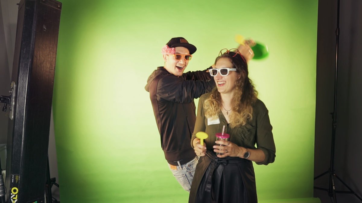 Ein mobiler Green-Screen mit amüsierten Leuten