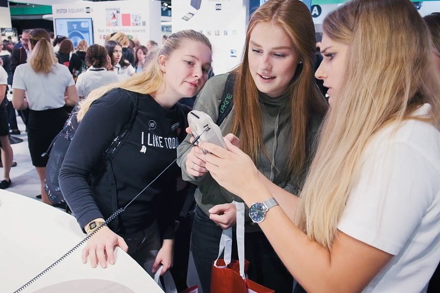 Gruppe Frauen am FUJIFILM Messestand