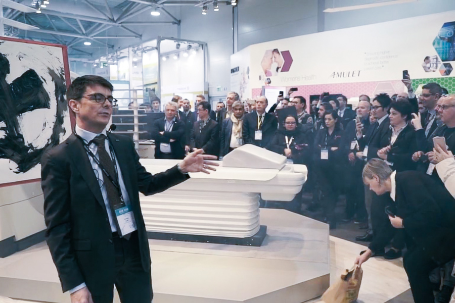 Neue Produkte werden auf einer Messe vorgestellt