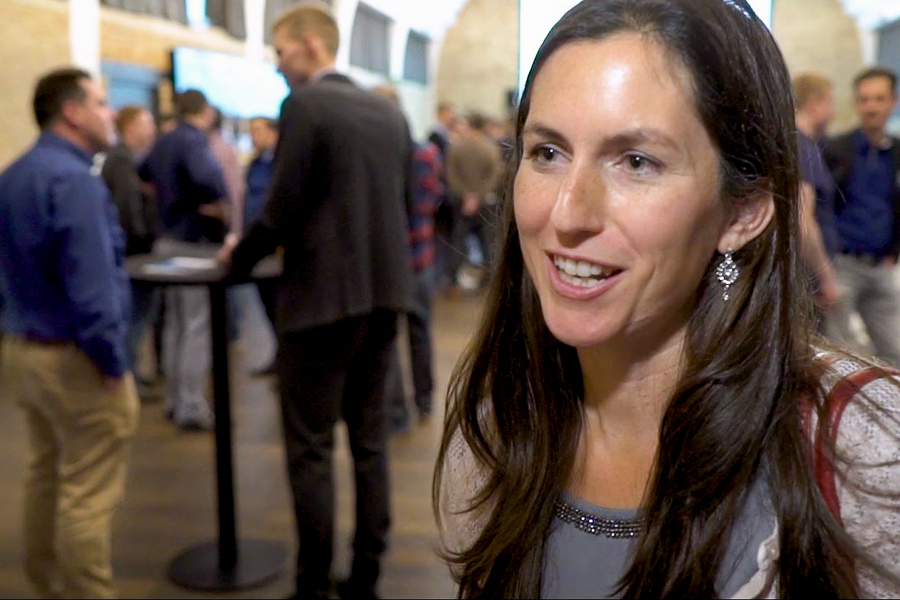 Eine Frau im Interview