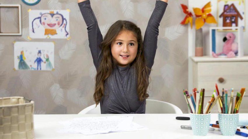 kind freut sich in kinderzimmer