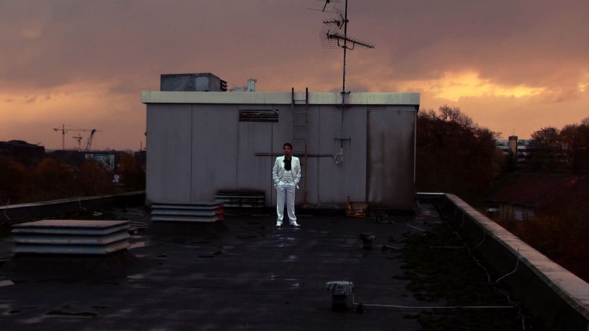 Mann auf Dach aus RTL und Rohypnol Musikvideo