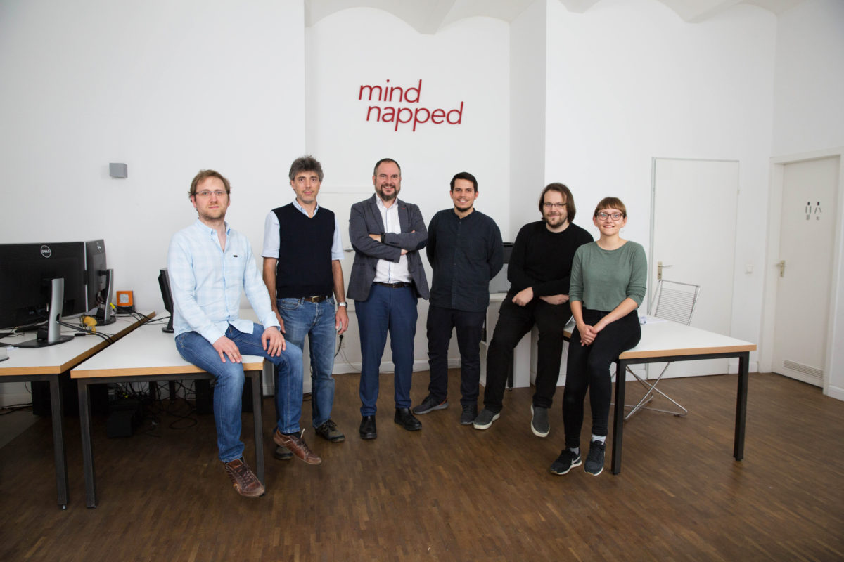 Das Team von mindnapped Filmproduktion steht vor dem Logo im neuen Studio