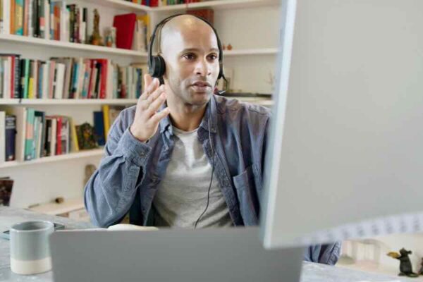 Mann mit Kopfhöreren in einem professionellen Videocall