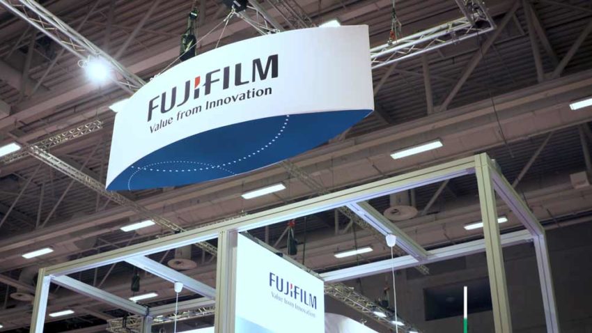 FUJIFILM Logo schwebt über dem Messestand auf der BIO-Europe Messe 2017
