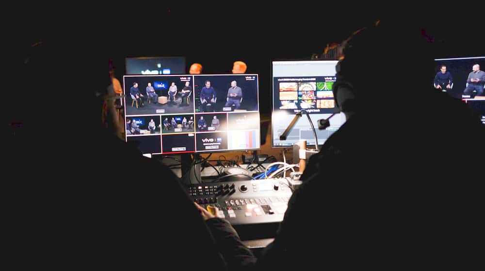 Regieplatz bei einer Livestream-Produktion mit Multiview-Monitor für Kamera-Feeds und Programmvorschau